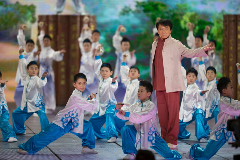 Jackie Chan sur scène avec les enfants.