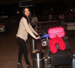 AmyraDastur-airport2